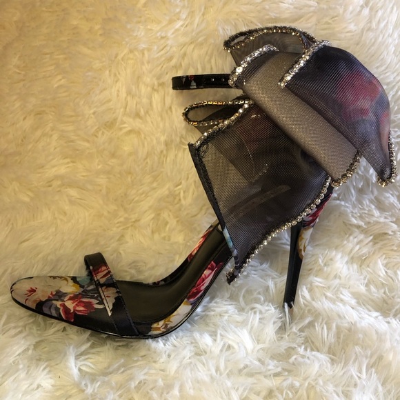 Steve Madden Black w/ Floral Accents and Bow NWOT size 6.5 Benni-R Satin Sandals - Picture 15 of 16